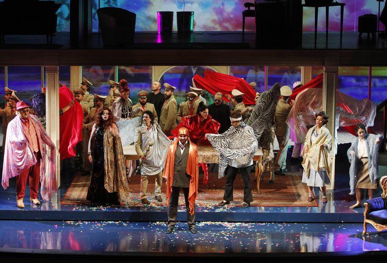 Массовая сцена.