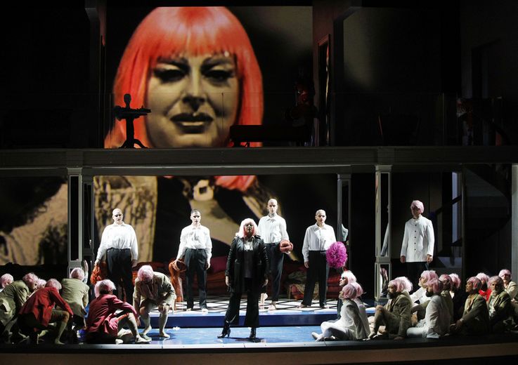 Изабелла поёт гимн «Pensa alla patria»