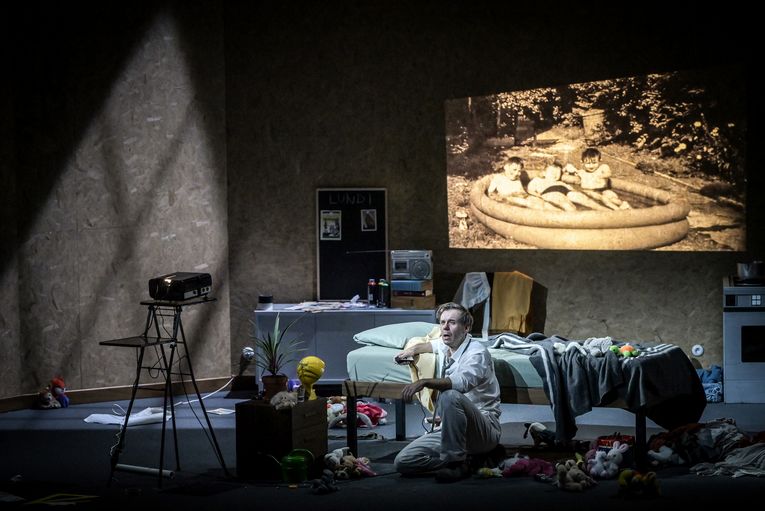 Вторая картина : Фауст (Б. Бернхейм) просматривает слайды.