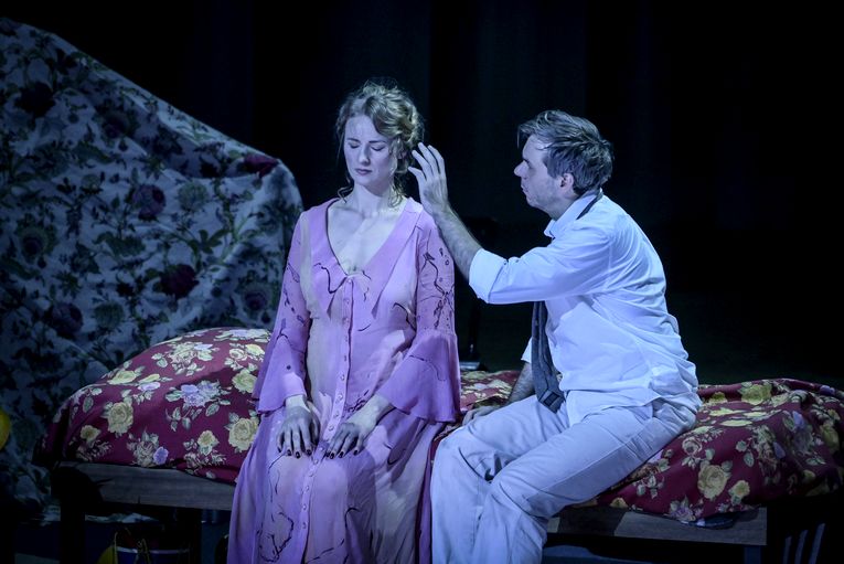 Третья часть спектакля : Фауст (Б. Бернхейм) и Маргарита (В. Каркашева).