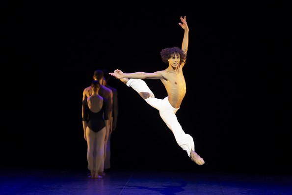  О.Э.Шакон солирует в балете «7 греческих танцев».