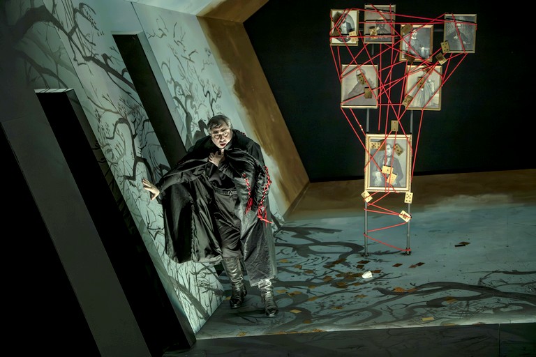 Герман (А.Согомонян) в пятой картине - «Комната Германа».