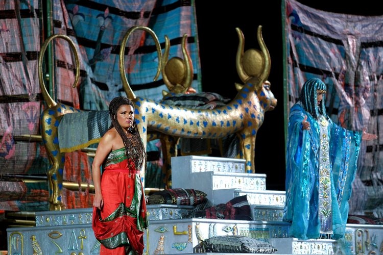 Анна Нетребко (Аида) и Клемантин Маржен (Амнерис) во первой картине второго акта.
