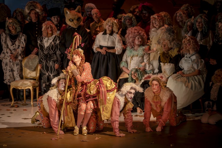  В центре Прилепа (Е.Галицкая) среди лакеев в третьей картине - «Бал-маскарад».