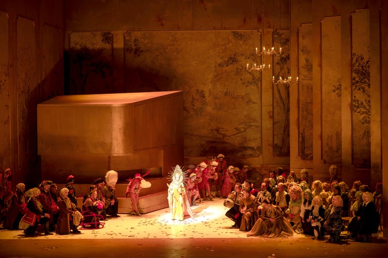 Выход Царицы (Н.Жиое) в финале третьей картины - «Бал-маскарад».