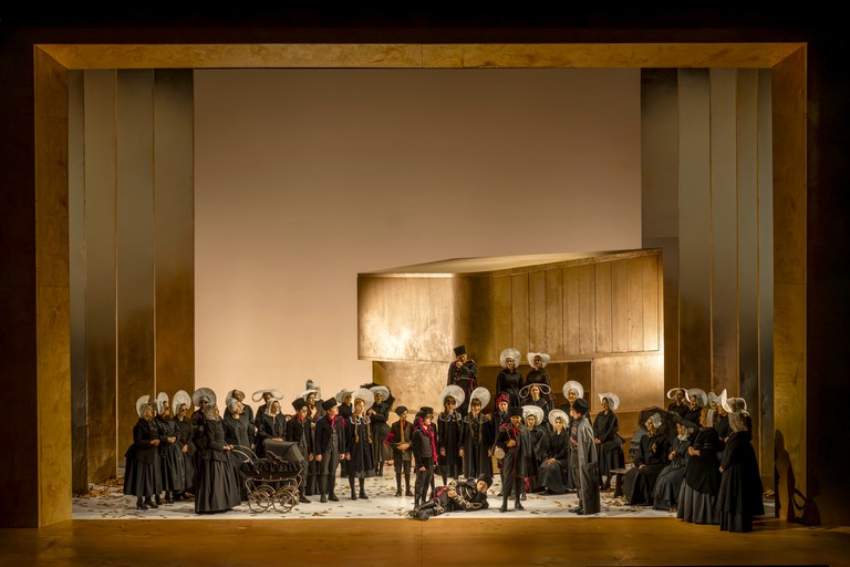 Первая оперная картина - «Летний сад».