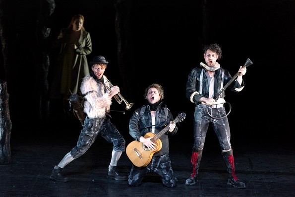 Ева (А.Брейд) и трио музыкантов в картине II акта.  