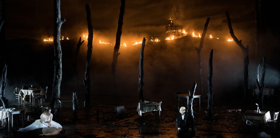 Финал оперы : пожар в замке Иррелоэ. 