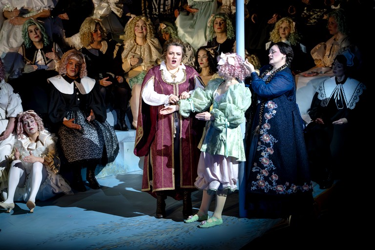 Слева-направо: Полина (Дж.Кутаси), кукла и Лиза (О.Маслова) во второй картине - «Комната Лизы».  