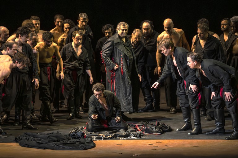 В центре толпы стоит Герман (А.Согомонян) в седьмой картине - «Игорный дом». 