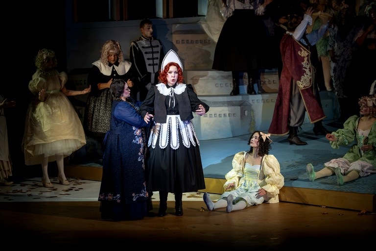 Слева - Лиза (О.Маслова) и Гувернантка (Е.Манистина) во второй картине - «Комната Лизы». 