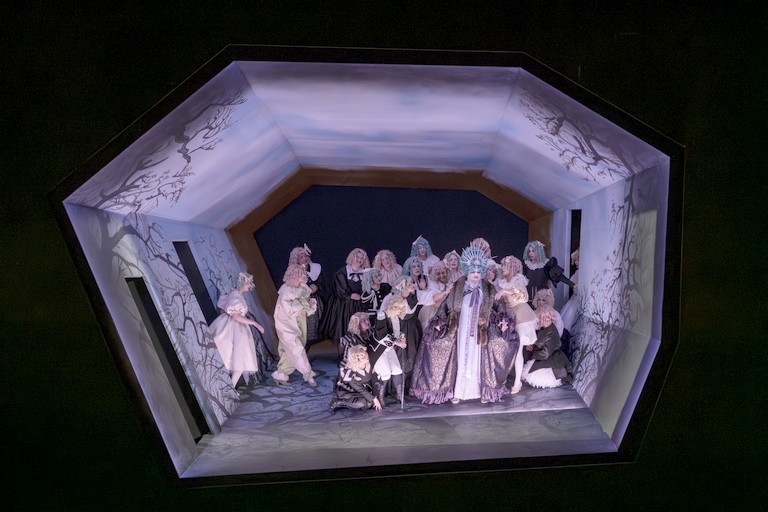 В центре - Графиня (О.Петрова) среди кукол-приживалок в четвёртой картине - «Спальня Графини».  