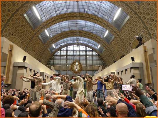 Блистательный танцевальный бал в большом нефе Мкзея Орсе.