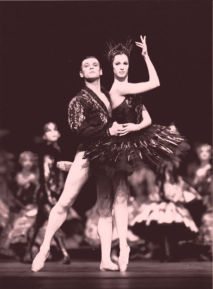 Мари-Клод Пьетрагалла и Патрик Дюпон в балете «Лебединое озеро», постановка Владимира Бурмейстера. 