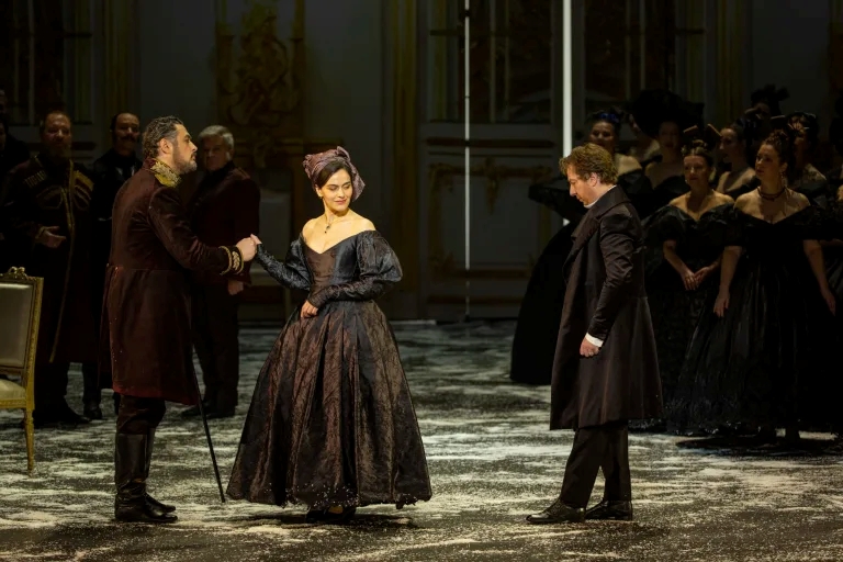 Слева-направо: Гремин (А.Цимбалюк), Татьяна (Р.Манташьян), Онегин (Б.Пинхасович) в третьем акте.  