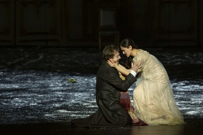 Татьяна (Р.Манташьян) и Онегин (Б.Пинхасович) в финале спектакля.