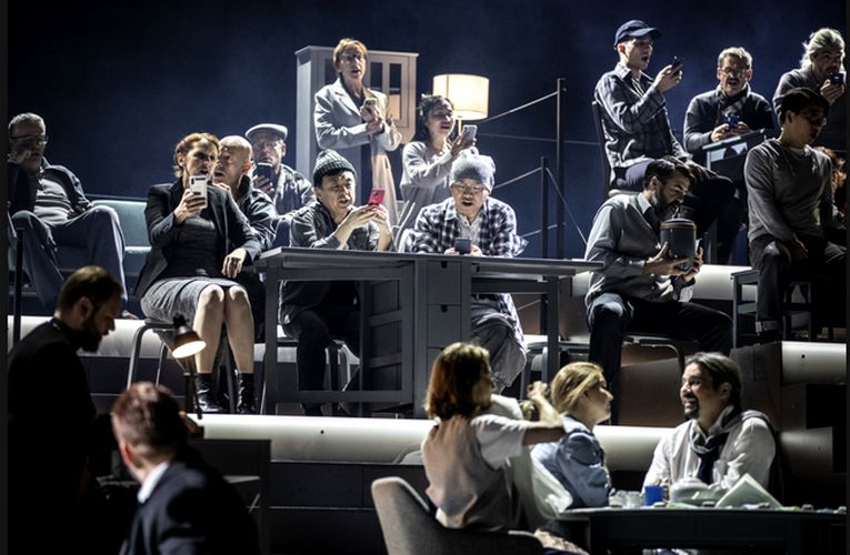 Хористы с айфонами - воплощение безволия народа.