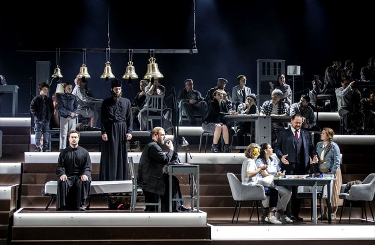 Первый акт, вторая картина: справа - семья Бориса Годунова.