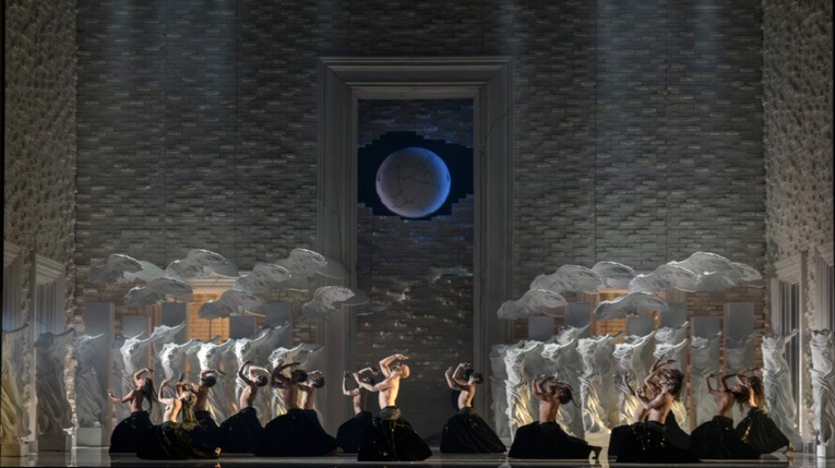 Танцевальная картина в третьем акте спектакля.