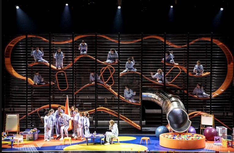 Четвертый акт, первая картина: Юродивый (Ф.Варик) хвастается «копеечкой».