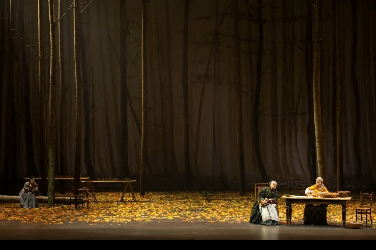 Лесная сценография» в первой картине.