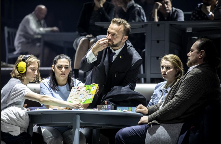 Царская семья в первом акте: слева-направо - Фёдор (Ю.Юшкевич), Мамка (Д.Жана Кларик), Шуйский (С.Поляков), Ксения (Е.Лангеланд Гжерд), Борис Годугов (Д.Ульянов).  