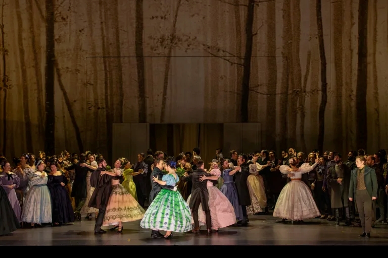 Картина бала во втором акте.