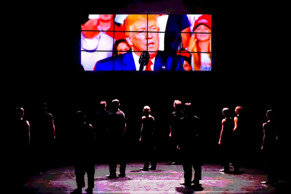 Сцена с видео-речью Дональда Трампа.