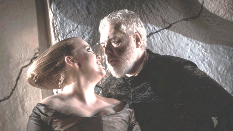 Таис (Р. Уиллис-Соренсен) и Атанаэль (Т. Христояннис) во втором акте спектакля.