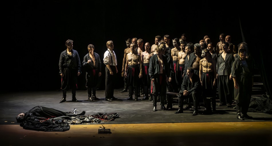 Слева - труп Германа в финале седьмой картины - «Игорный дом». 