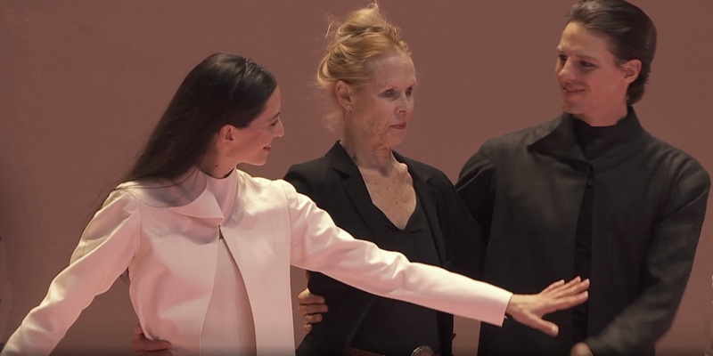  Ханна О’Нейл, Каролин Карлсон и Жермен Луве на поклонах по окончании 56-го представления «Знаков» (16 июля 2023 года). 