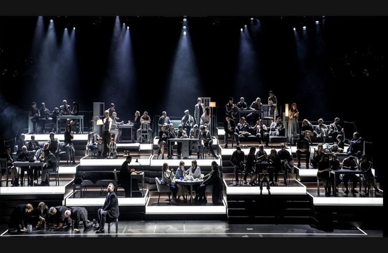 Первый акт, первая картина: траурные персонажи собирают погребальный прах.