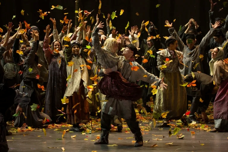 Крестьянские танцы в первой картине.