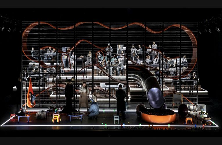 Финал спектакля: слева-направо - Юродивый (Ф.Варик), монах, Ксения (Е.Лангеланд Гжерд), Шуйский (С.Поляков).