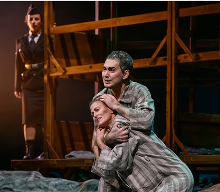  Слева - Лиза (А.Морель) наблюдает за  Мартой (Н.Стефанофф) и Тадеушем (М.Тимошенко). 