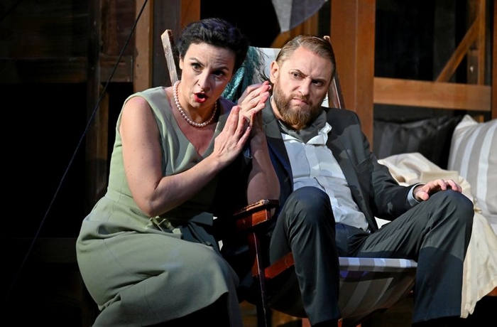 Лиза (А.Морель) и Вальтер (А.Эрнандес) в кабине корабля.