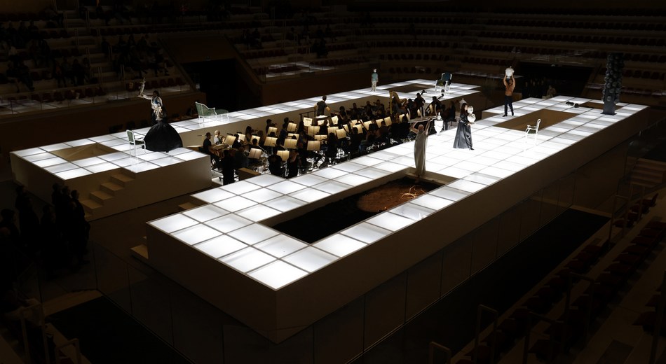 Оперное действо на сценической платформе.