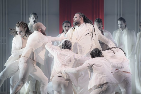 Исмаель (Ж.-Ф.Боррас) поёт арию в окружении танцовщиков.