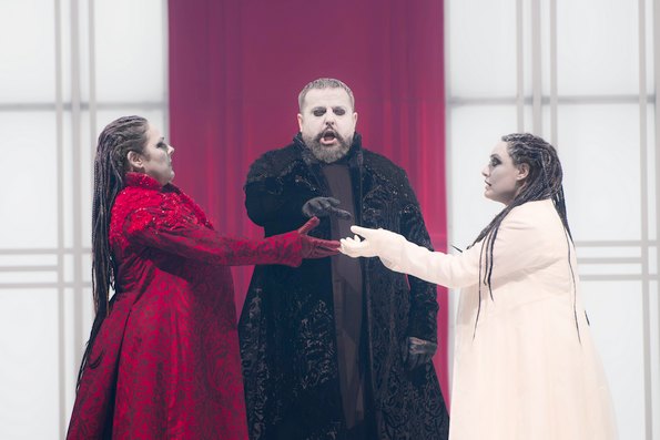 Слева - направо: Абигайль (Й.Ауянет), Набукко (Г.Мишкета) и Фенена (И.Шеразадишвили).