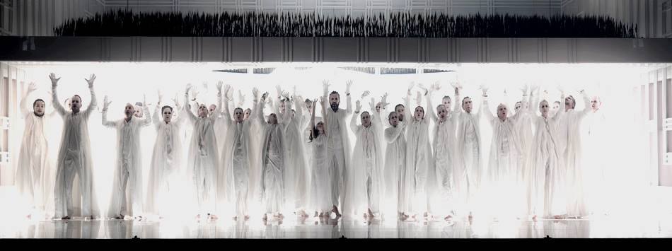 Хор рабов «Va, pensiero» в финале напоминает скульптурную фреску героического патриотизма.