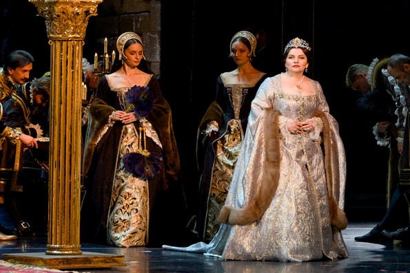 Анна Болейн (Х. Герзмава) в первом акте.