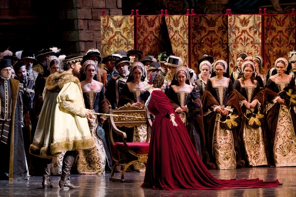 Король (Г. Де-Рель) и Анна Болейн (Х. Герзмава) в первом акте.