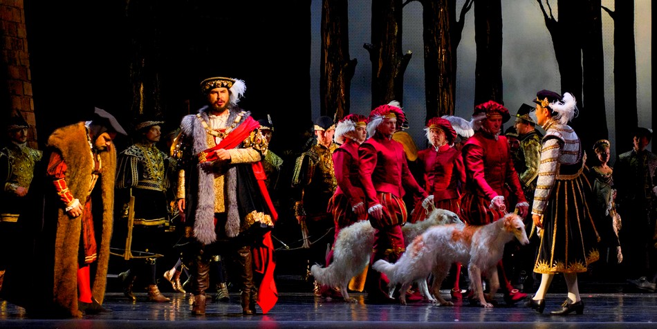 Сцена охоты в первом акте: в центре Король (Г. Де-Рель) в окружении свиты и собак.