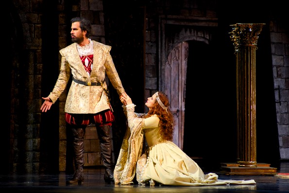 Король (Г. Де-Рель) и Джейн Сеймур (Л. Андреева) в первом акте.