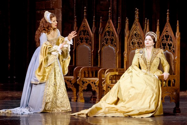 Справа - Анна Болейн (Х. Герзмава) и Джейн Сеймур (Л. Андреева) во втором акте.