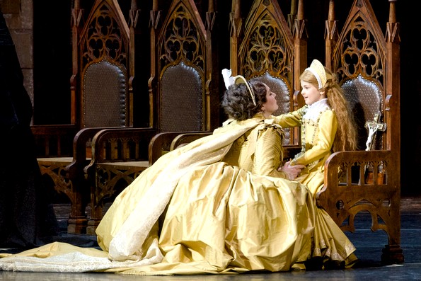 Анна Болейн (Х. Герзмава) с дочерью (В. Новикова) во втором акте.