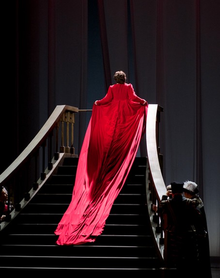 Анна Болейн (Х. Герзмава) восходит на эшафот в третьем акте.