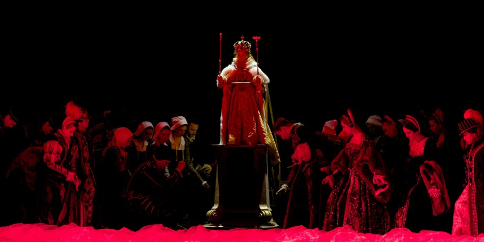 Финал спектакля: в центре - дочь Анны (В. Новикова), будущая королева Англии.