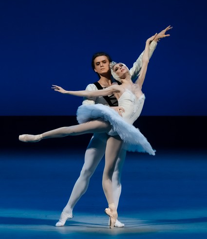 Светлана Захарова и Денис Родькин в па-де-де из балета Ю.Григоровича «Лебединое озеро» (07.06.2022).