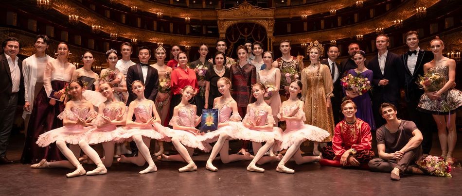 Дружеское фото членов жюри и участников Международного конкурса Benois de la Danse - 2023. 